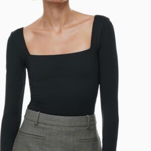 Contour Squareneck Hip Longsleeve
Sleek squareneck longsleeve cropped